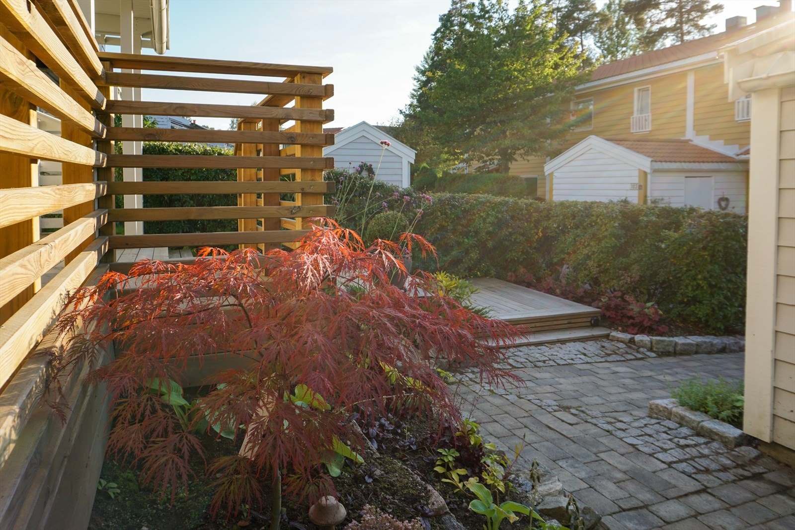 Pent opparbeidet med steinheller, ny trapp og platting. Galleribilde