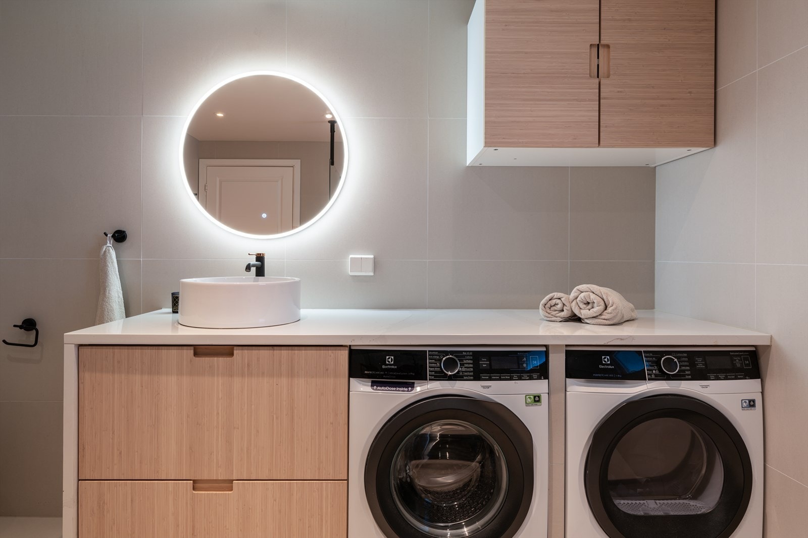 Innredningen består av en servant på en benkeplate i stein med skuffer under. Galleribilde