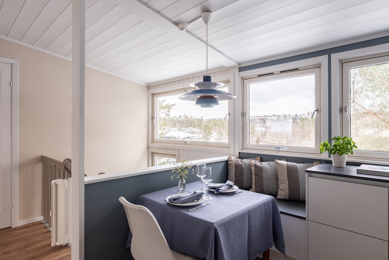 En hyggelig spiseplass er smart integrert i kjøkkenløsningen. Galleribilde