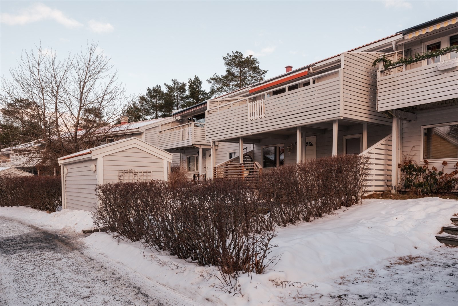 Her bor du i et stille nabolag uten trafikkstøy, med bilfrie gangveier, skoler og barnehager i umiddelbar nærhet. Galleribilde