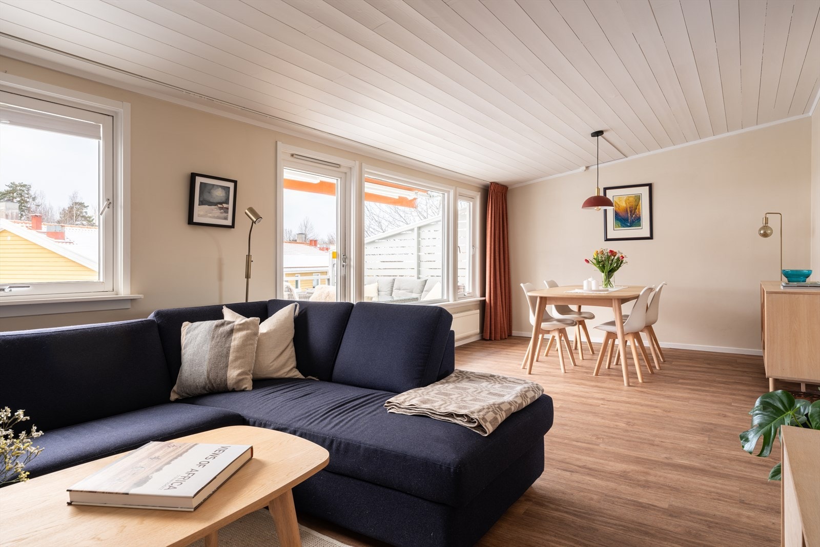 Fra stuen er det utgang til en stor, utvidet og sørvestvendt balkong. Galleribilde