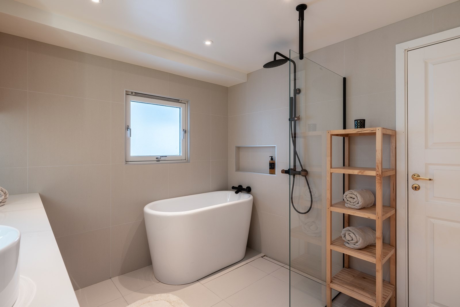 Rommet er helfliset med store 60x60 fliser, og det er elektriske varmekabler i gulvet. Galleribilde