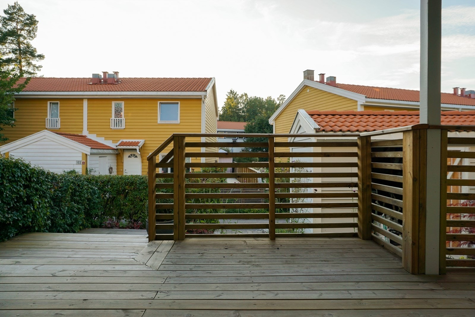 Her er det god plass for utemøbler under et overbygget tak. Galleribilde