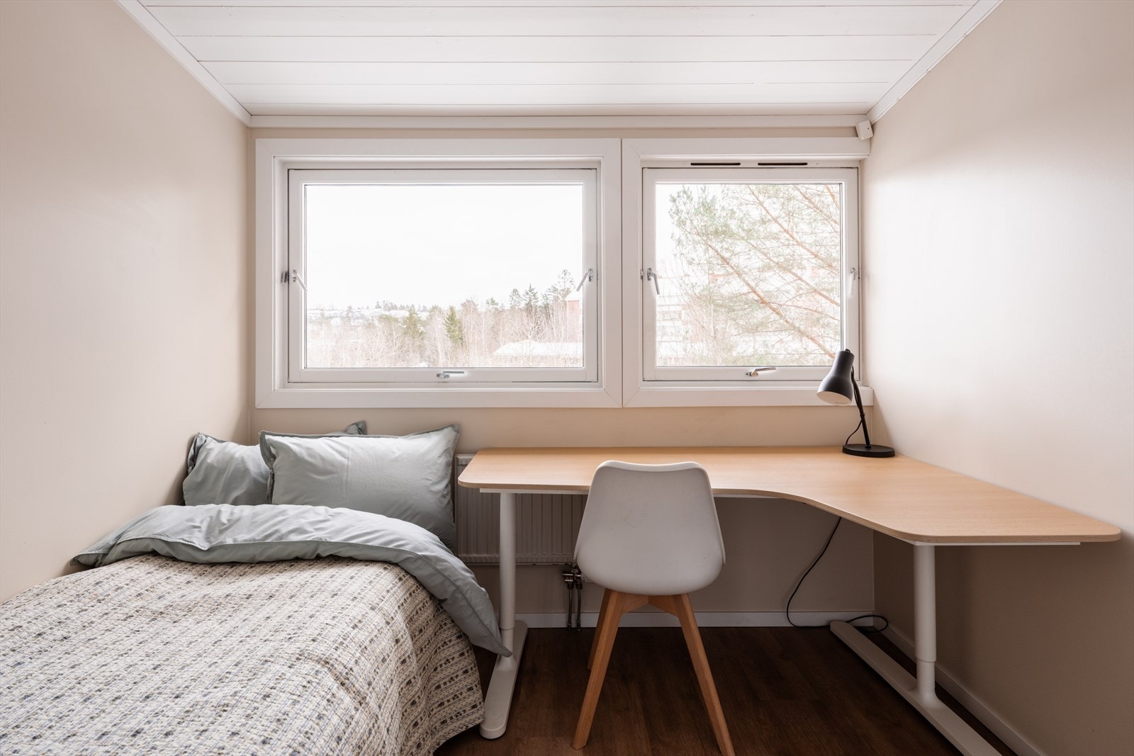 Vinduene mot øst har utvendige, elektriske screens med fjernkontroll, montert i 2023. Galleribilde