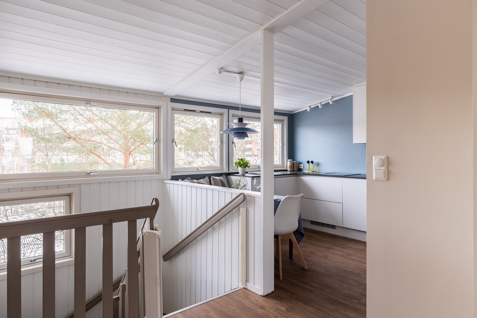 Kjøkkenet ligger i åpen forbindelse med stuen, men er samtidig praktisk adskilt. Galleribilde