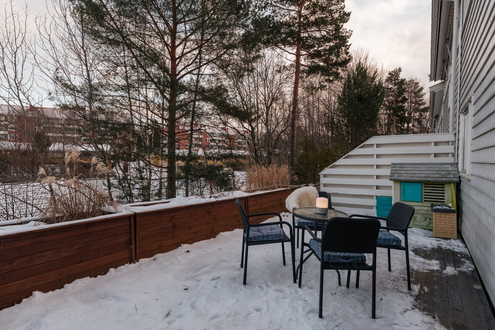 Den østvendte terrassen på 25 m² er en av boligens tre private uteplasser. Galleribilde