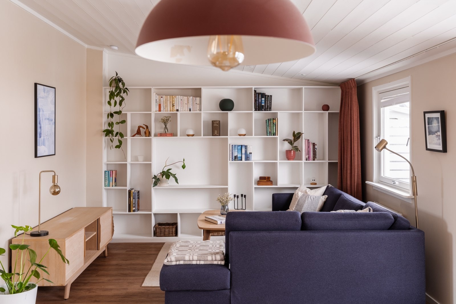 De store, moderniserte fellesrommene er praktisk tilrettelagt for en familie. Galleribilde