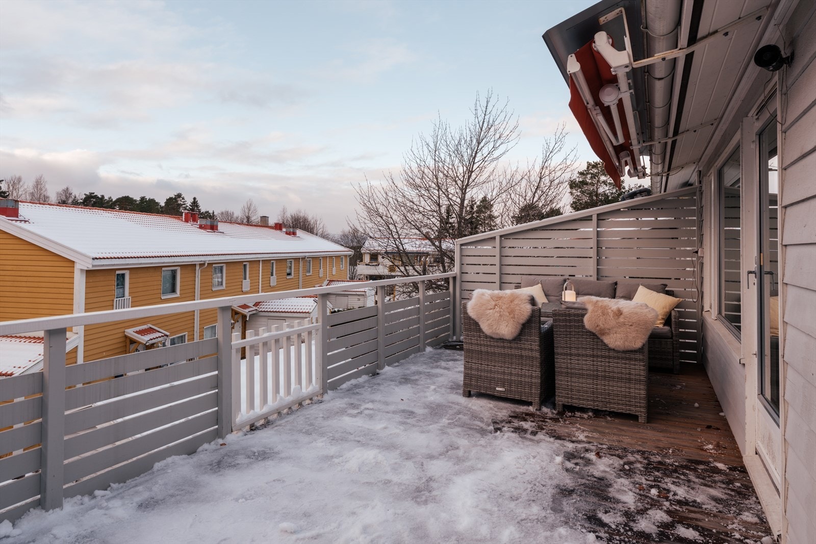 Den sørvestvendte balkongen på 21 m² ble bygget i 2022 og har ferdigattest. Galleribilde