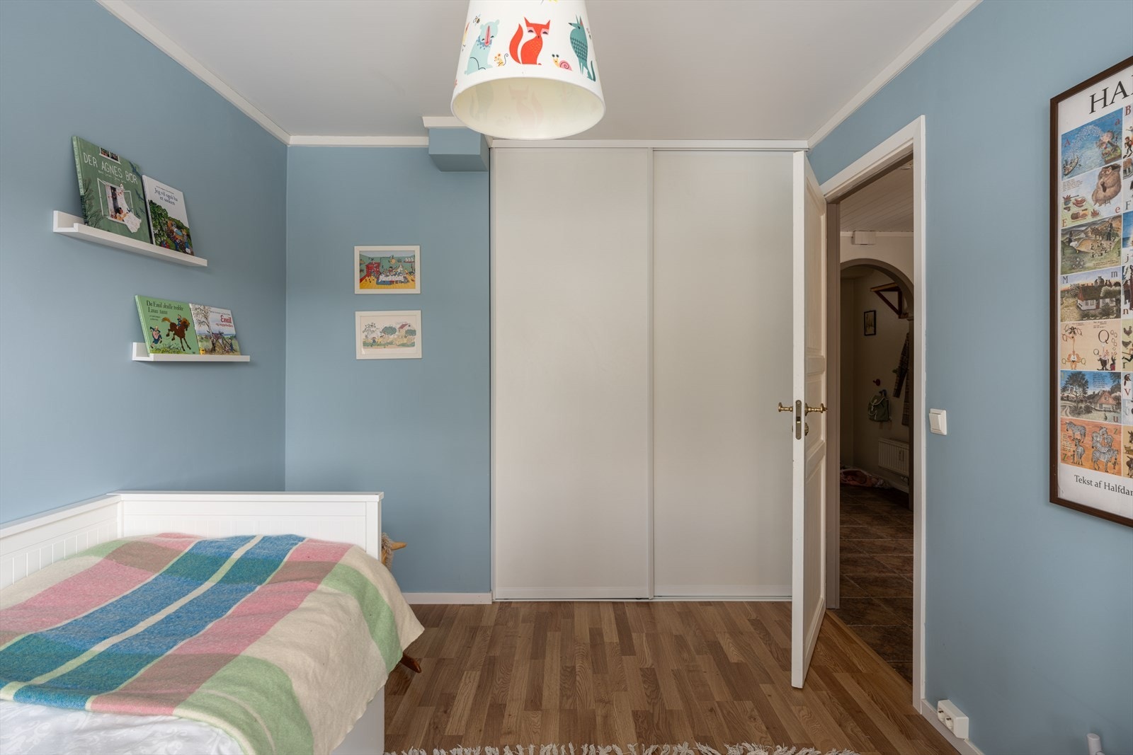 Romslig soverom med plass til både seng og garderobeløsning fra Garderobemekka. Galleribilde