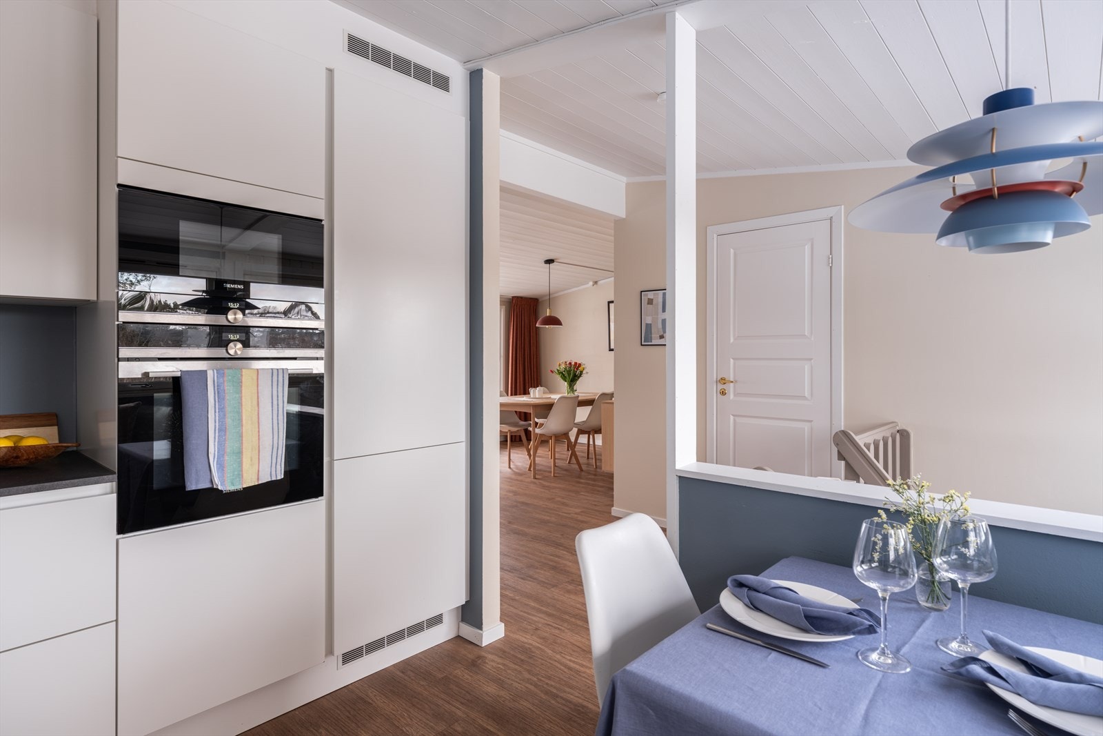 Integrert kjøl/frys og oppvaskmaskin bidrar til et helhetlig uttrykk. Galleribilde