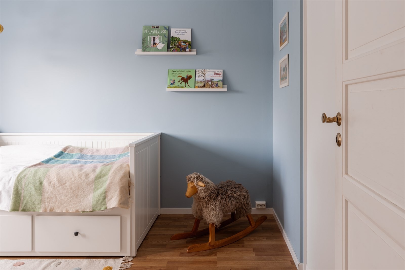 En takhøyde på 2,39 meter gir en god romfølelse. Galleribilde