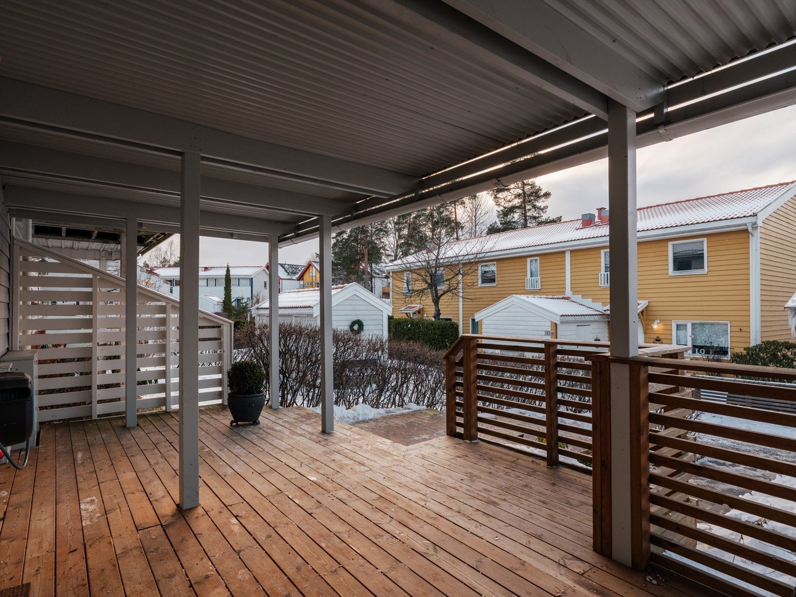 Uteplassen ved inngangen ble oppgradert av anleggsgartner i 2023. Galleribilde