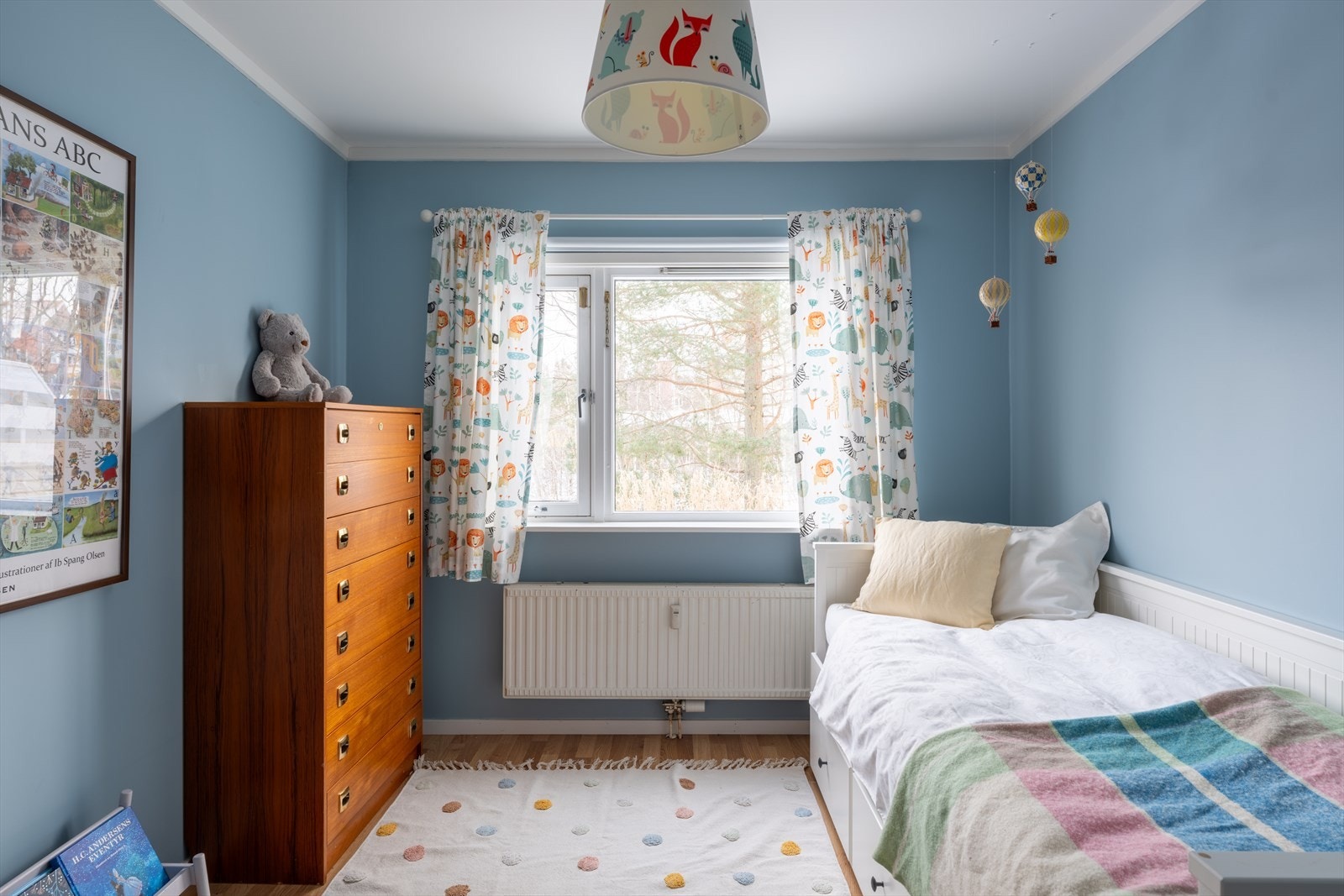 Dette rommet har parkett på gulvet og malte veggflater. Galleribilde