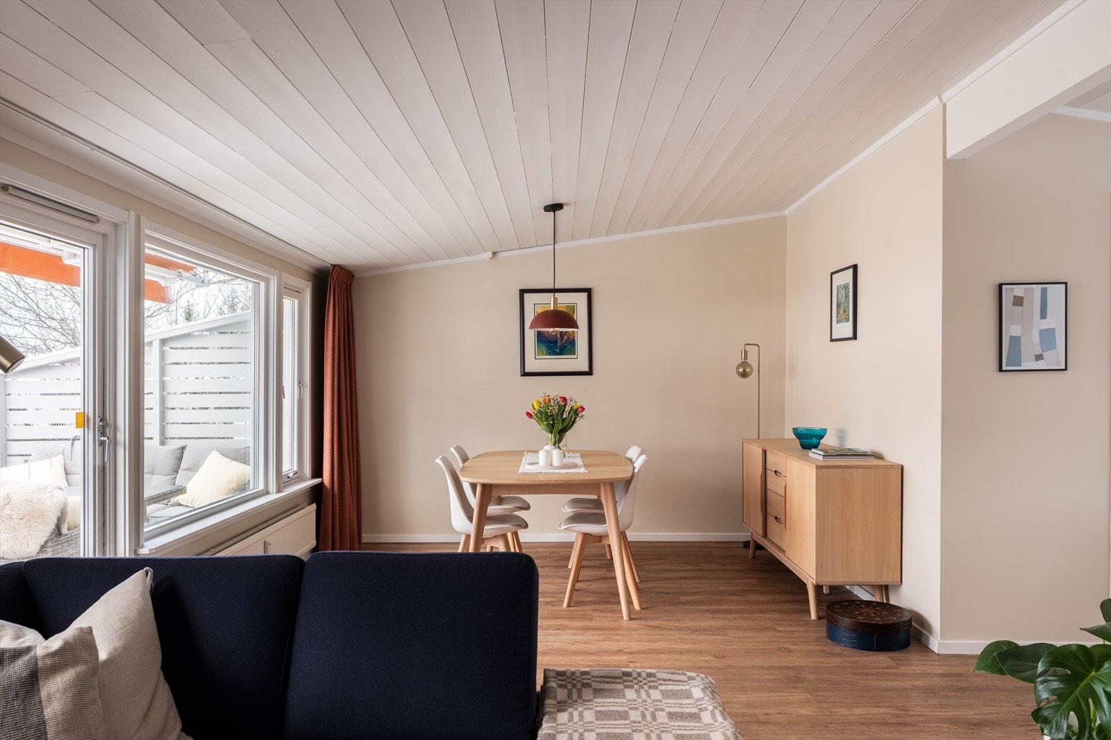 Spisestuen er en naturlig del av det åpne fellesarealet. Galleribilde