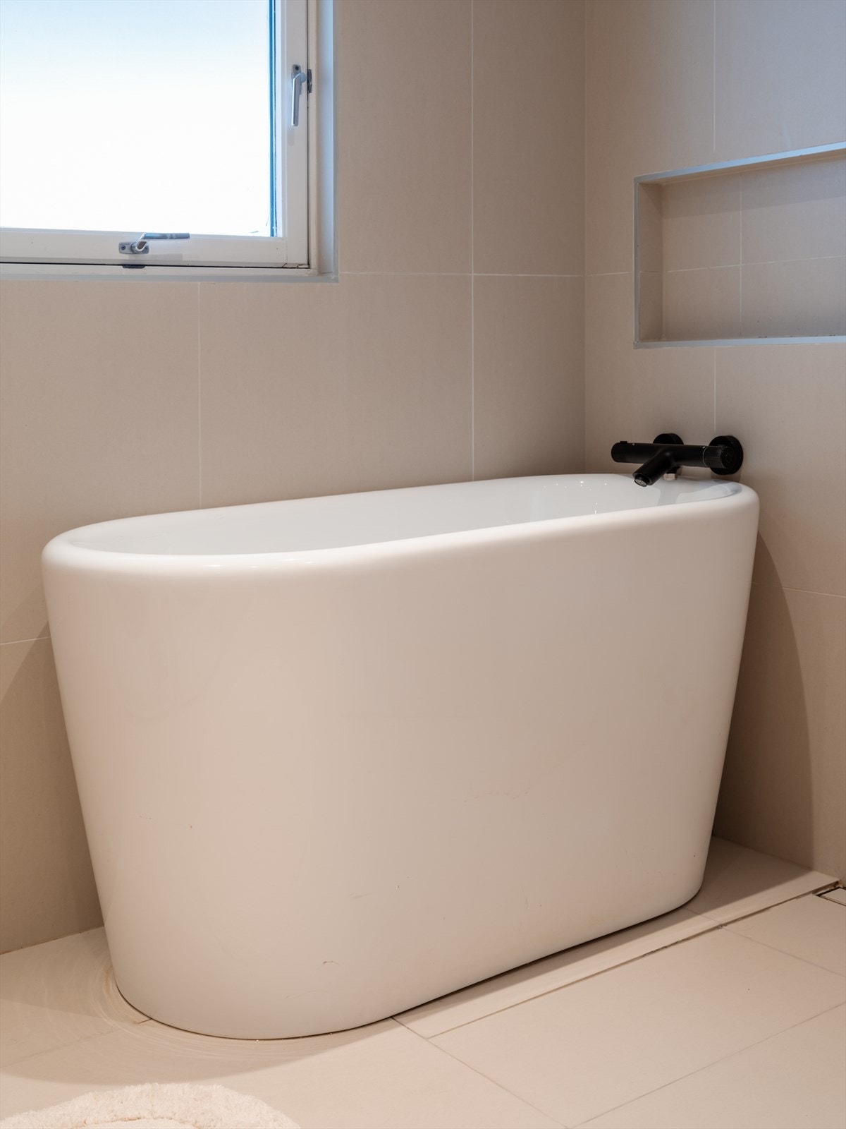 Badekaret har et moderne blandebatteri, og hele rommet har nytt rør-i-rør-system fra 2021. Galleribilde