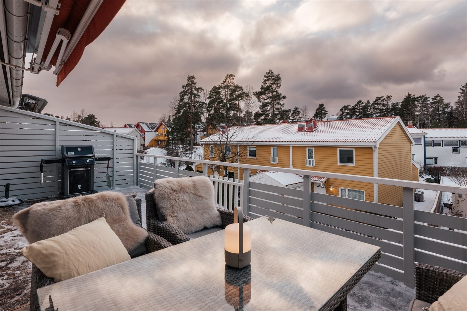 Her er det god plass for utemøbler og grill. Galleribilde