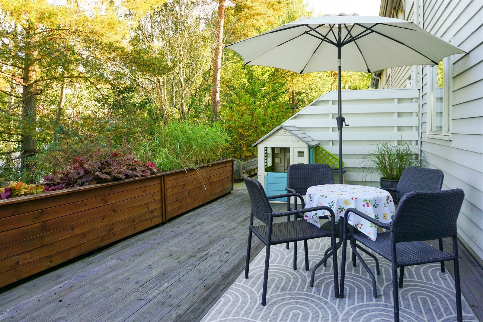 Boligen byr på en herlig hverdag med tre store uteplasser og gode solforhold. Galleribilde