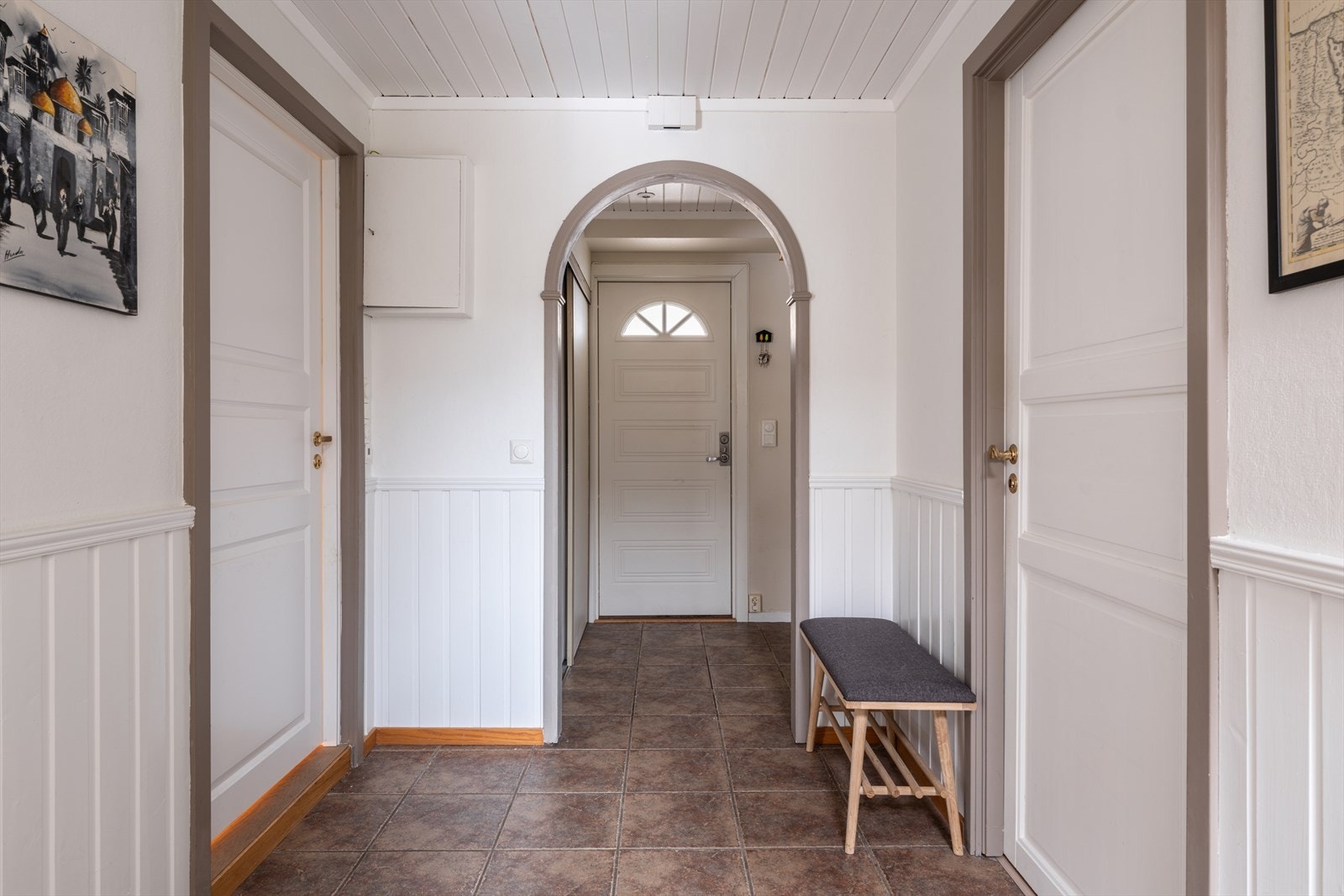 Inngangspartiet er innbydende med flislagt gulv og plass til garderobeløsning. Galleribilde