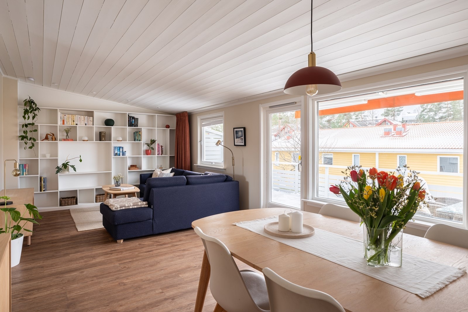 Takhøyden på opptil 2,60 meter og et stort fastkarmvindu gir rikelig med romfølelse. Galleribilde