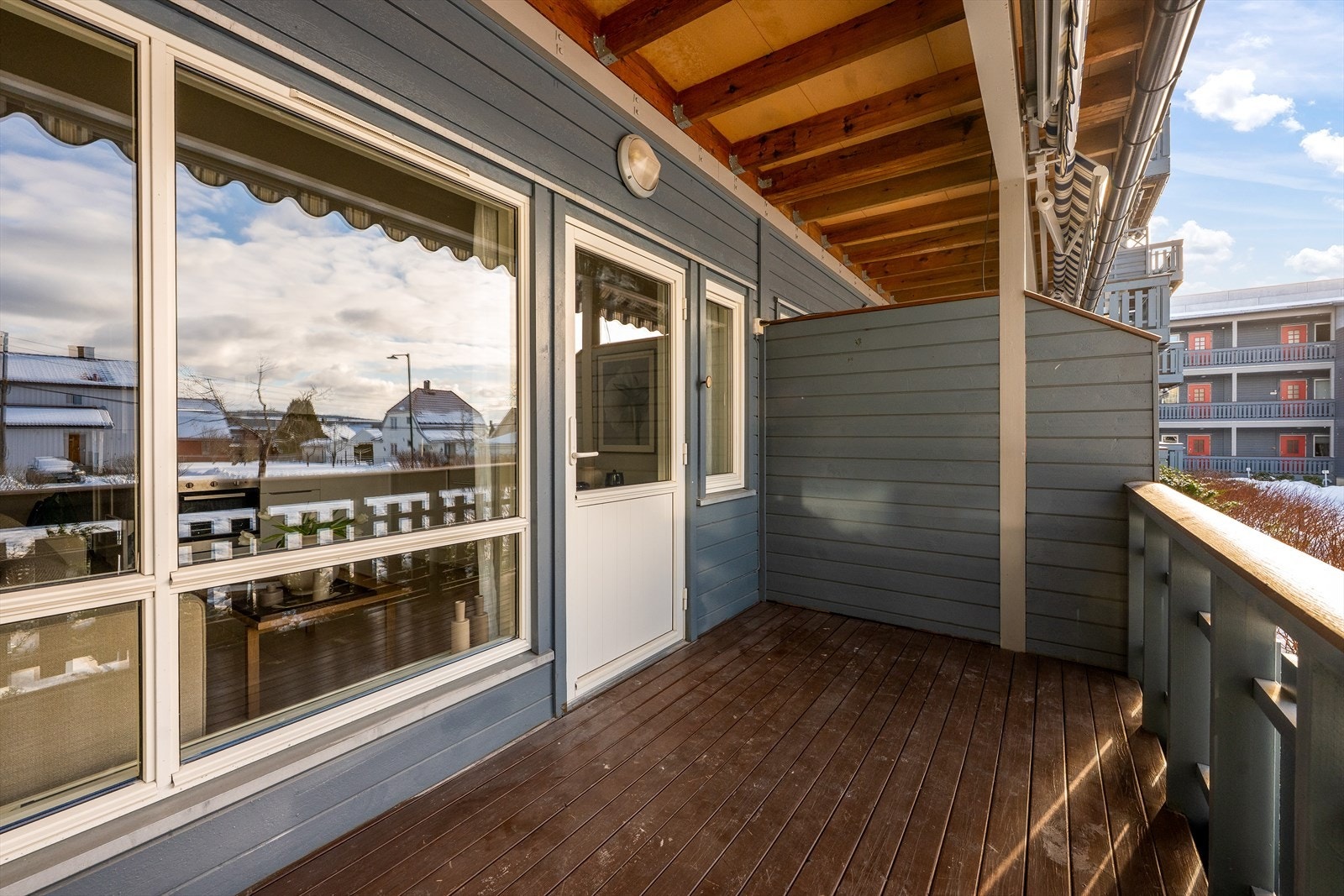 Vestvendt balkong med gode solforhold på ettermiddag og kveld. Galleribilde