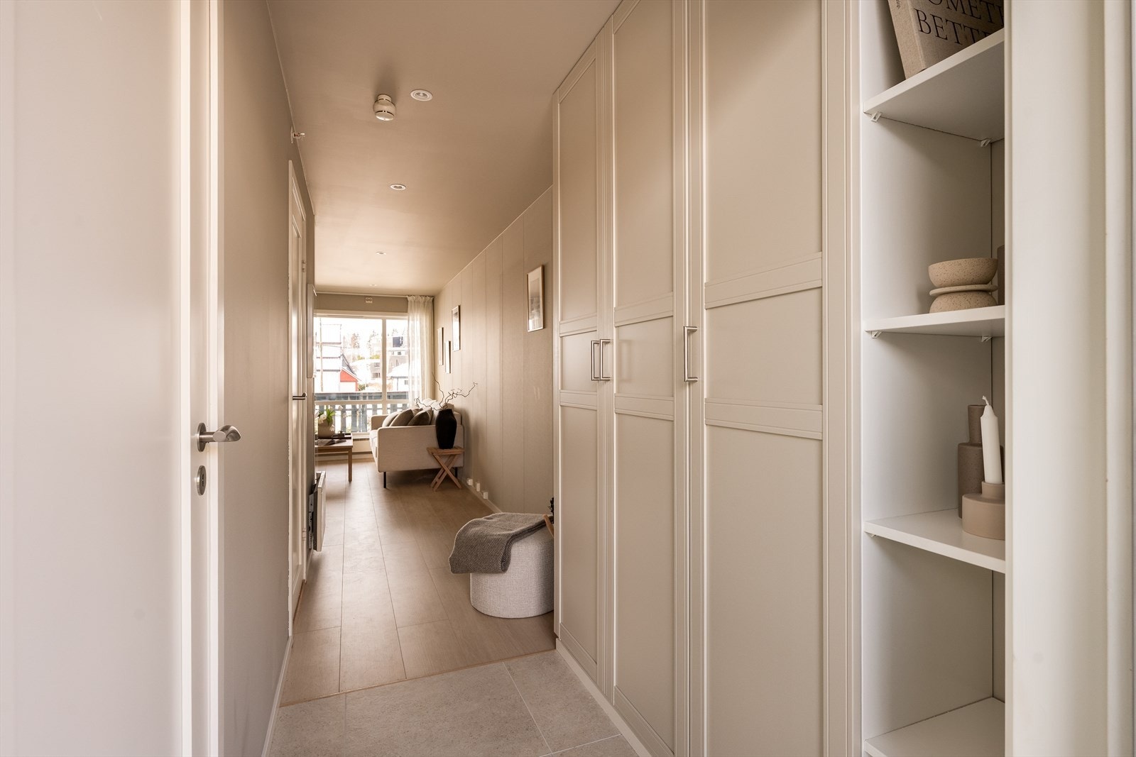 Praktisk entré med plass til oppbevaring. Galleribilde