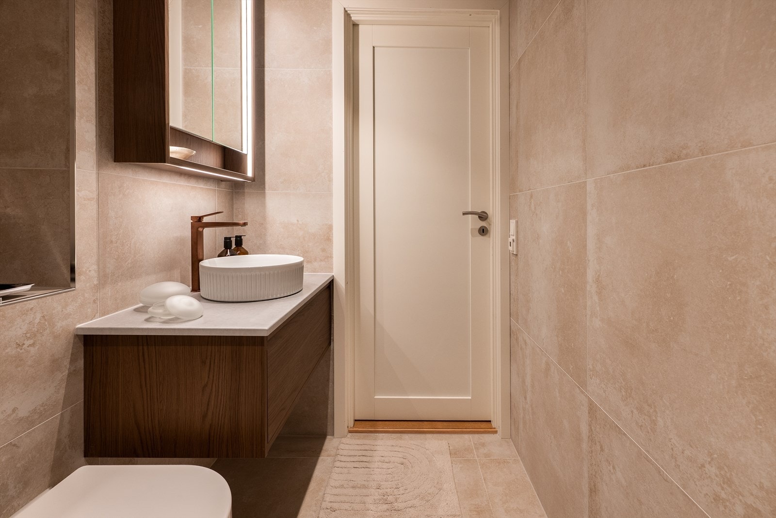 Moderne baderomsinnredning med rene linjer. Galleribilde