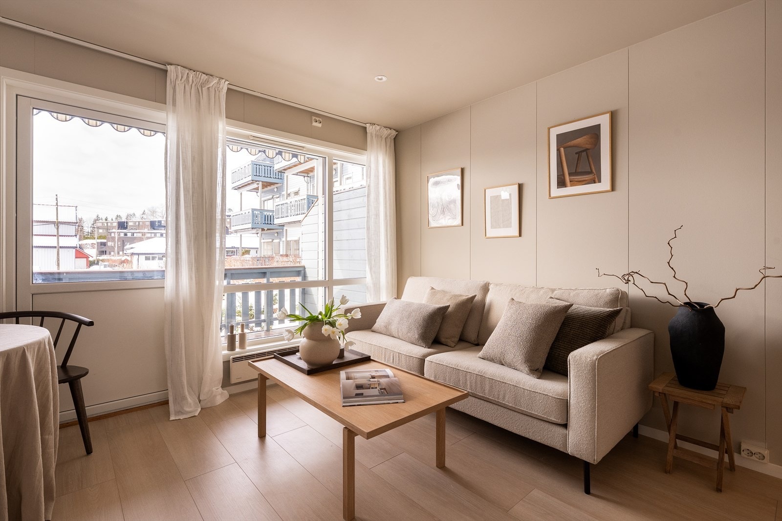 Lys og harmonisk stue med gode vindusflater og naturlig lysinnslipp. Galleribilde