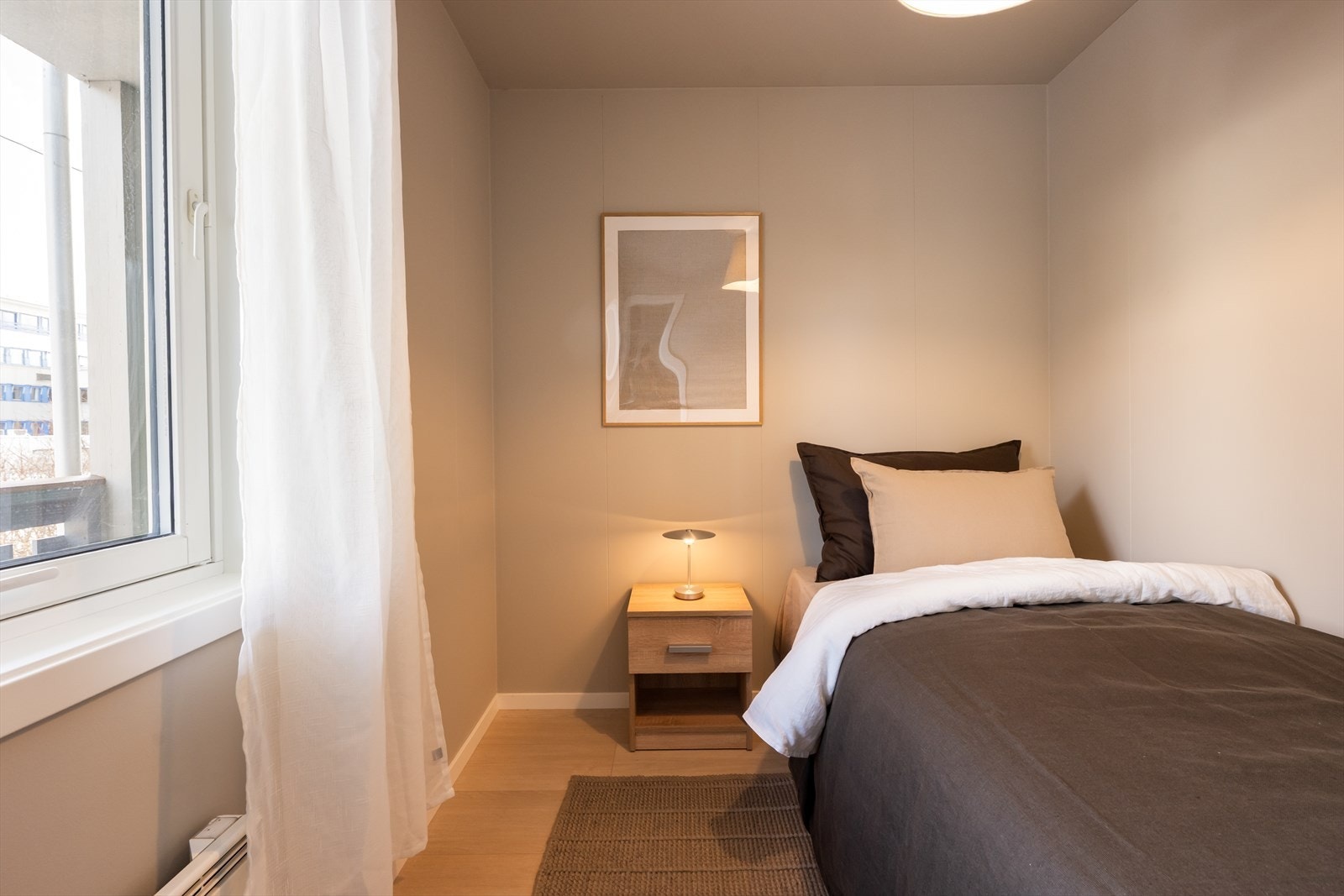 Lyst og rolig soverom med plass til seng og tilhørende møblement. Galleribilde