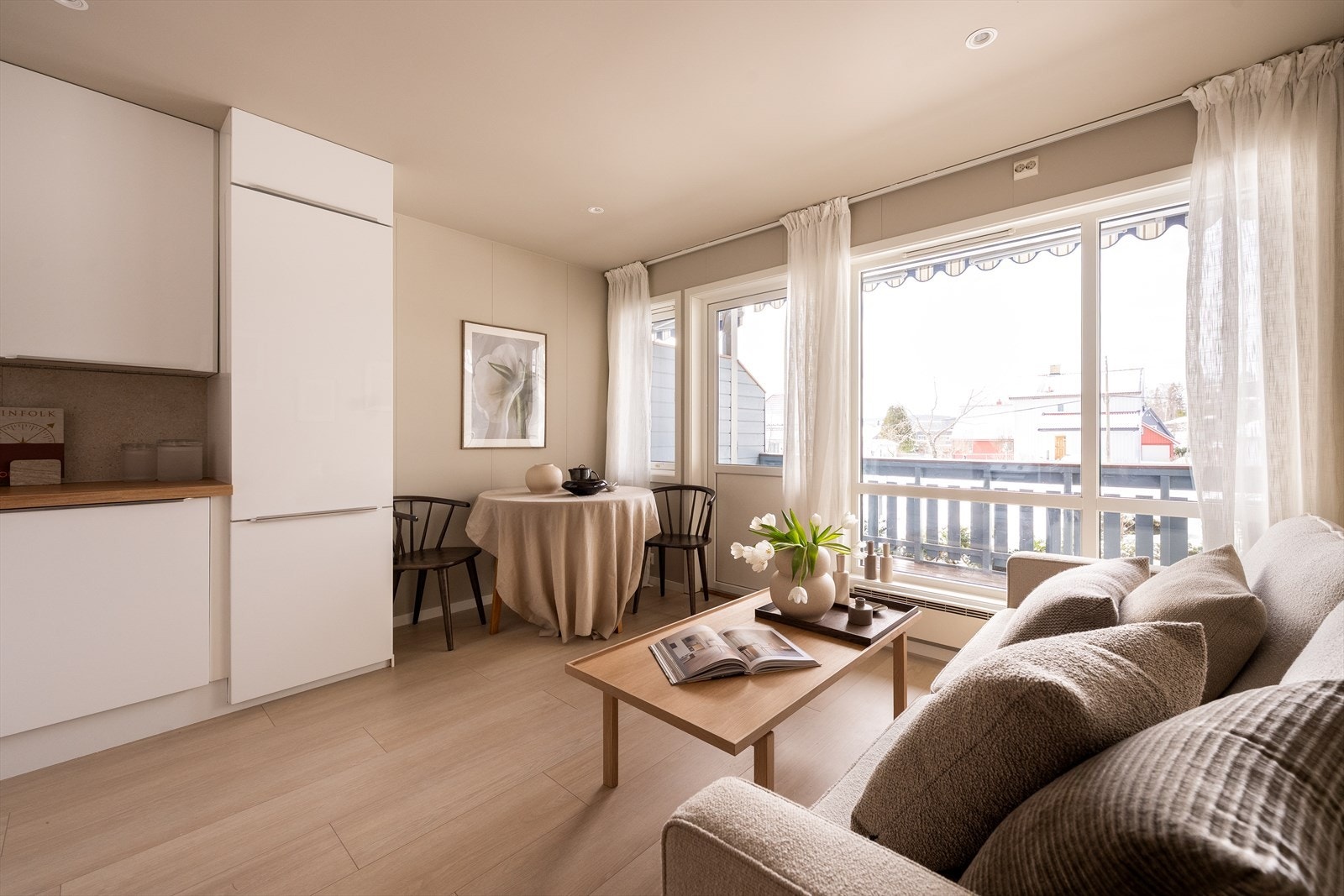 Åpen og sosial stue og kjøkkenløsning med fin romfølelse. Galleribilde