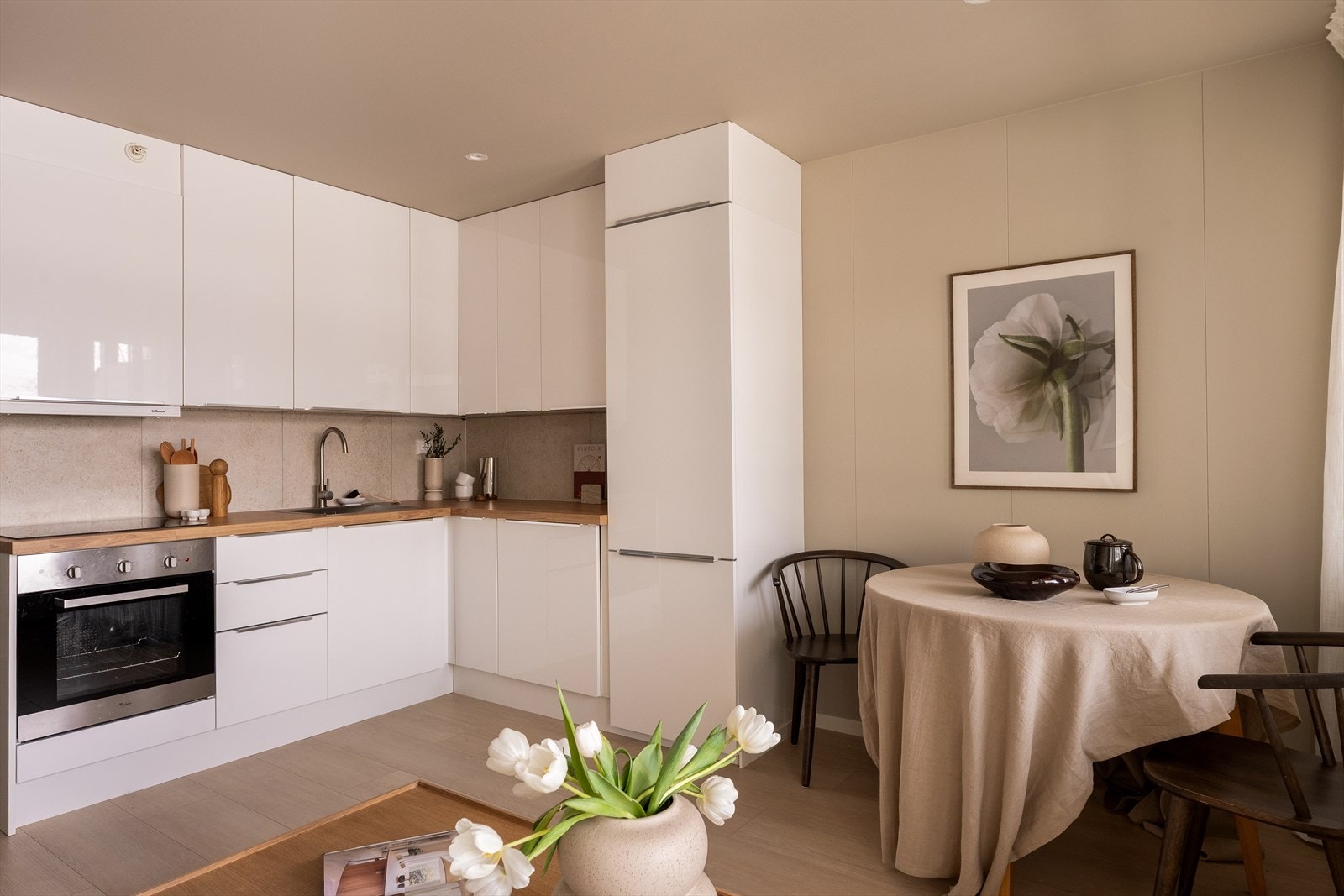 Moderne kjøkken med glatte fronter og integrerte hvitevarer. Galleribilde