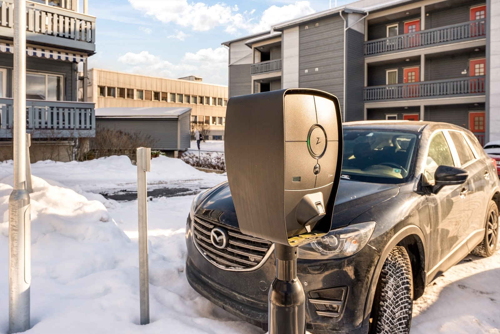 Egen parkeringsplass med elbillader. Galleribilde