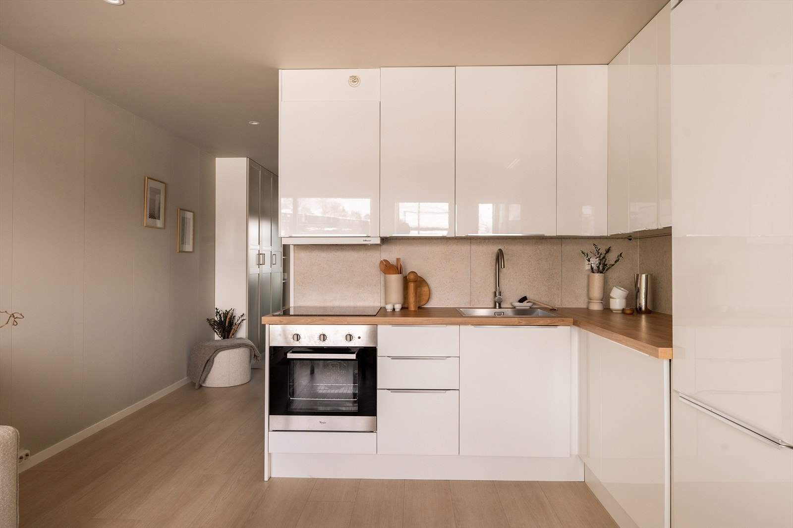 Åpen løsning mellom kjøkken og stue gir god flyt i boligen. Galleribilde