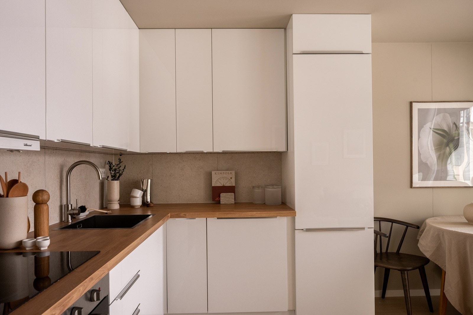 Funksjonelt kjøkken med gode arbeidsflater og praktisk planløsning. Galleribilde