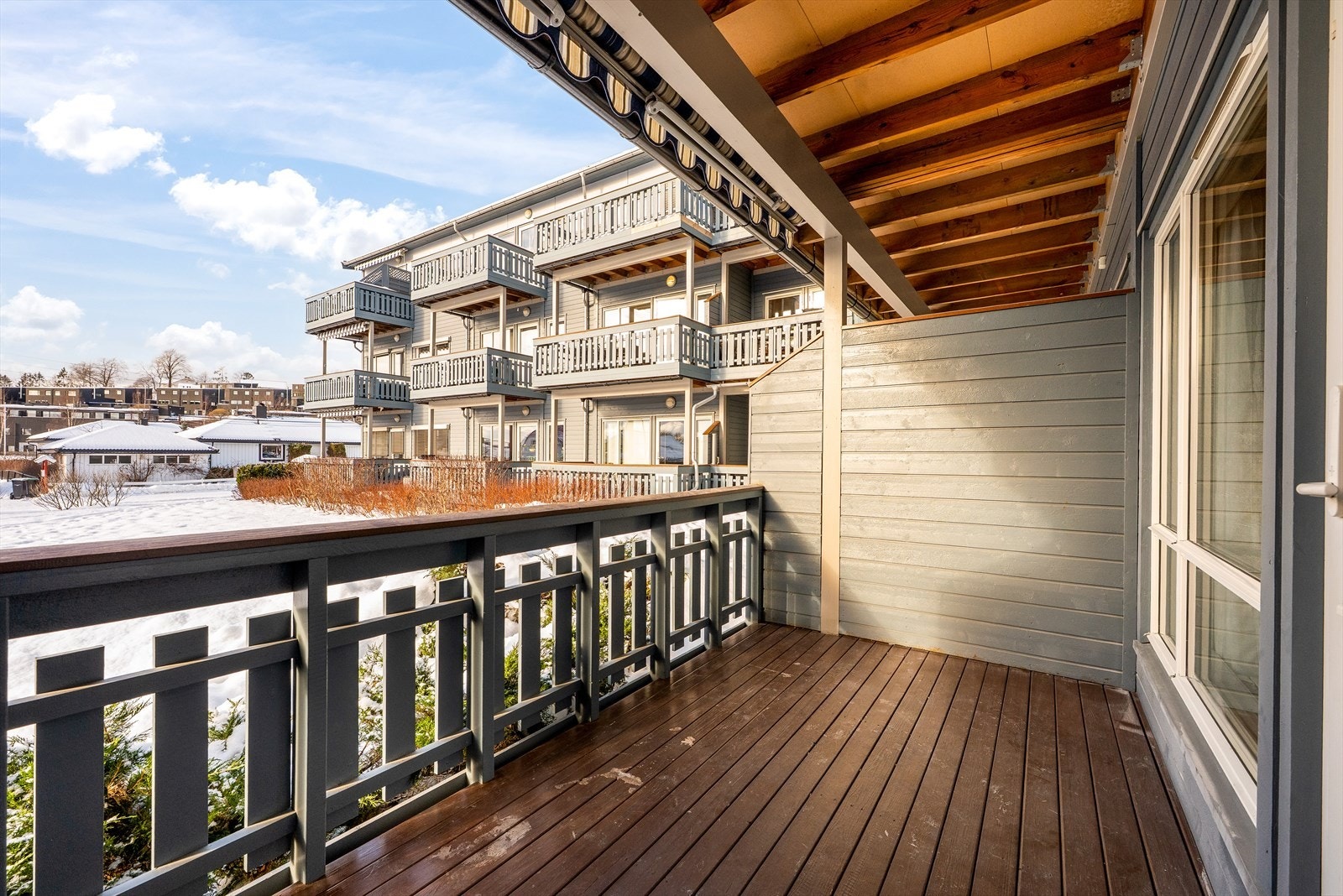 Balkongen gir ekstra oppholdsrom i sommerhalvåret. Galleribilde