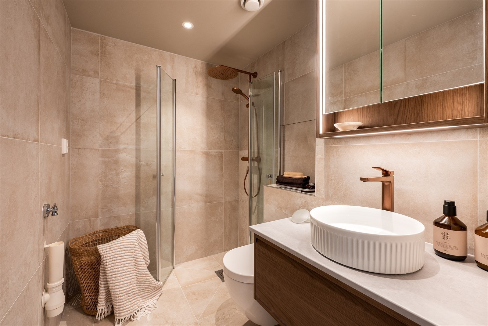 Delikat bad med fliser på gulv og vegger. Galleribilde