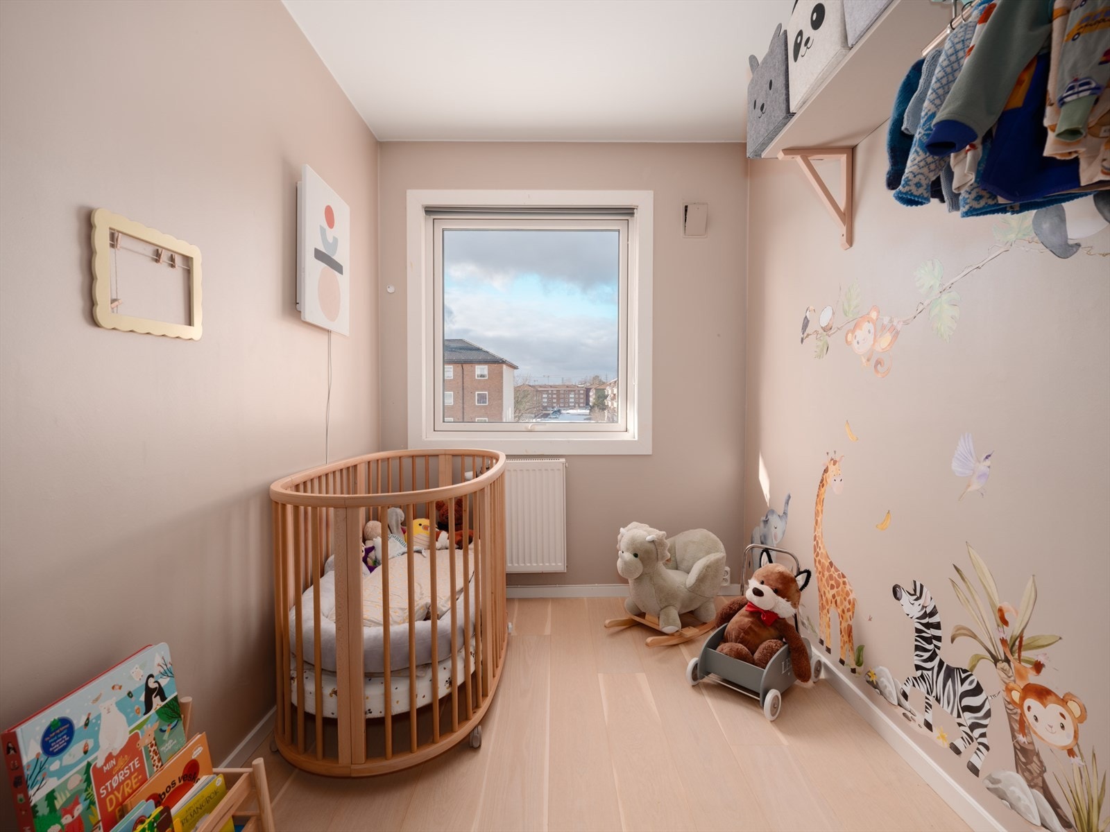 De to andre soverommene ligger fint til i andre enden av boligen - begge av god størrelse. Galleribilde