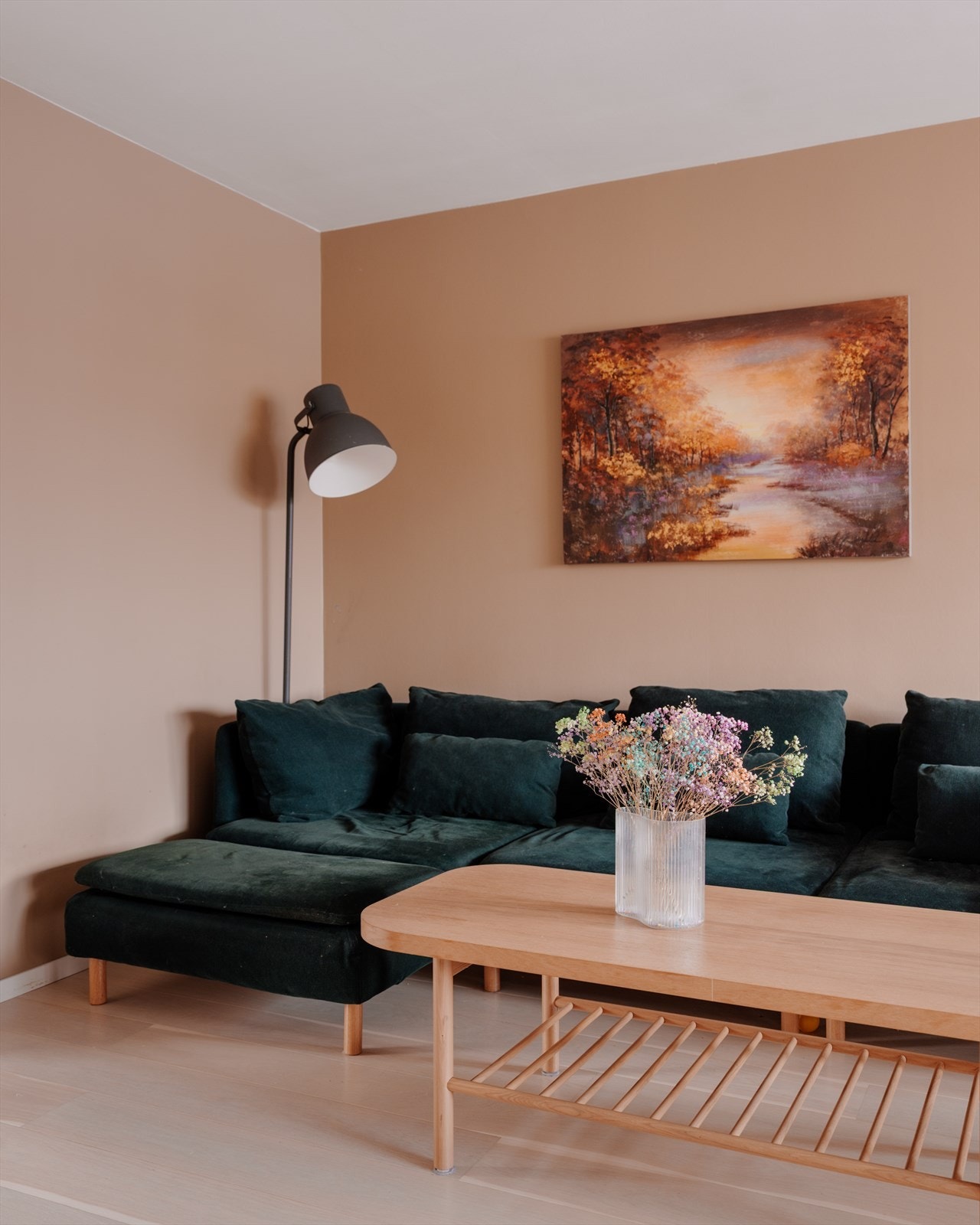 Boligen har lekre farge- og materialvalg som gjør det enkelt å innrede. Galleribilde