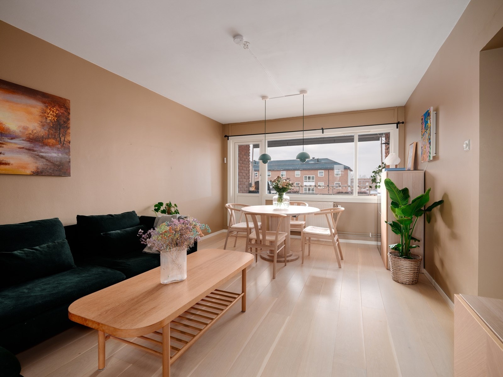 Innvendig møtes du av en åpen og luftig atmosfære. Her føles ingen rom trange! Galleribilde