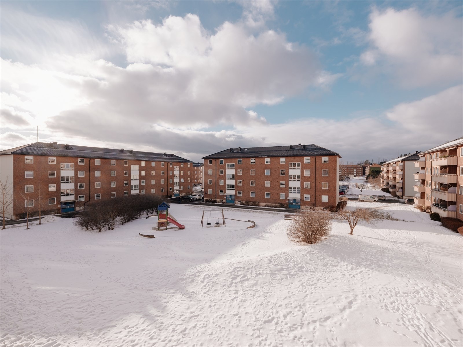 Fra balkongen har du flott utsyn mot indre gårdsrom. På sommerstid er det grønn gressplen og frodige trær her. Galleribilde