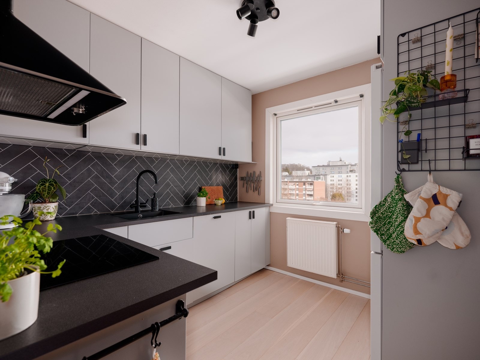 Romslig seperat kjøkken fra 2020 med IKEA-kjøkkeninnredning. Vindusflaten slipper lyset fint inn på morgningen. Galleribilde