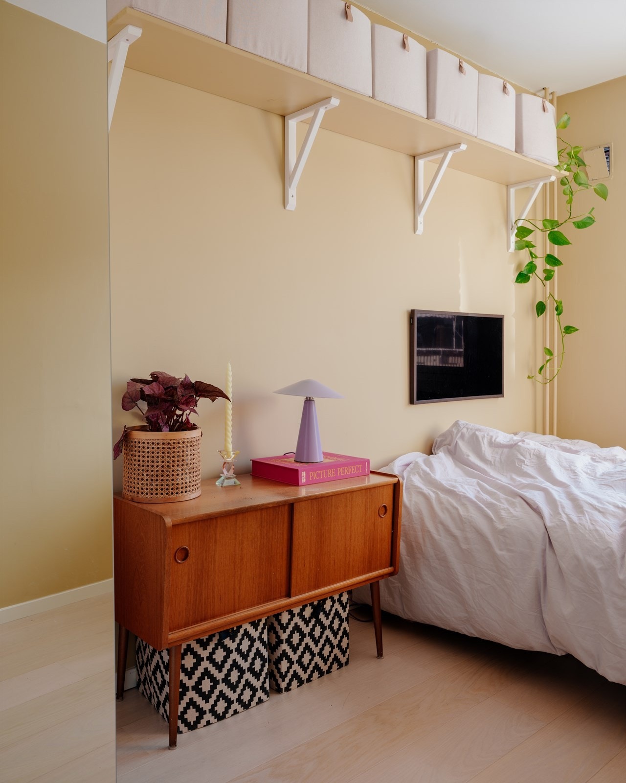 Glatte overflater malt i en fin og behagelig lys gulfarge og et stort vindu som slipper inn flott naturlig lys. Galleribilde