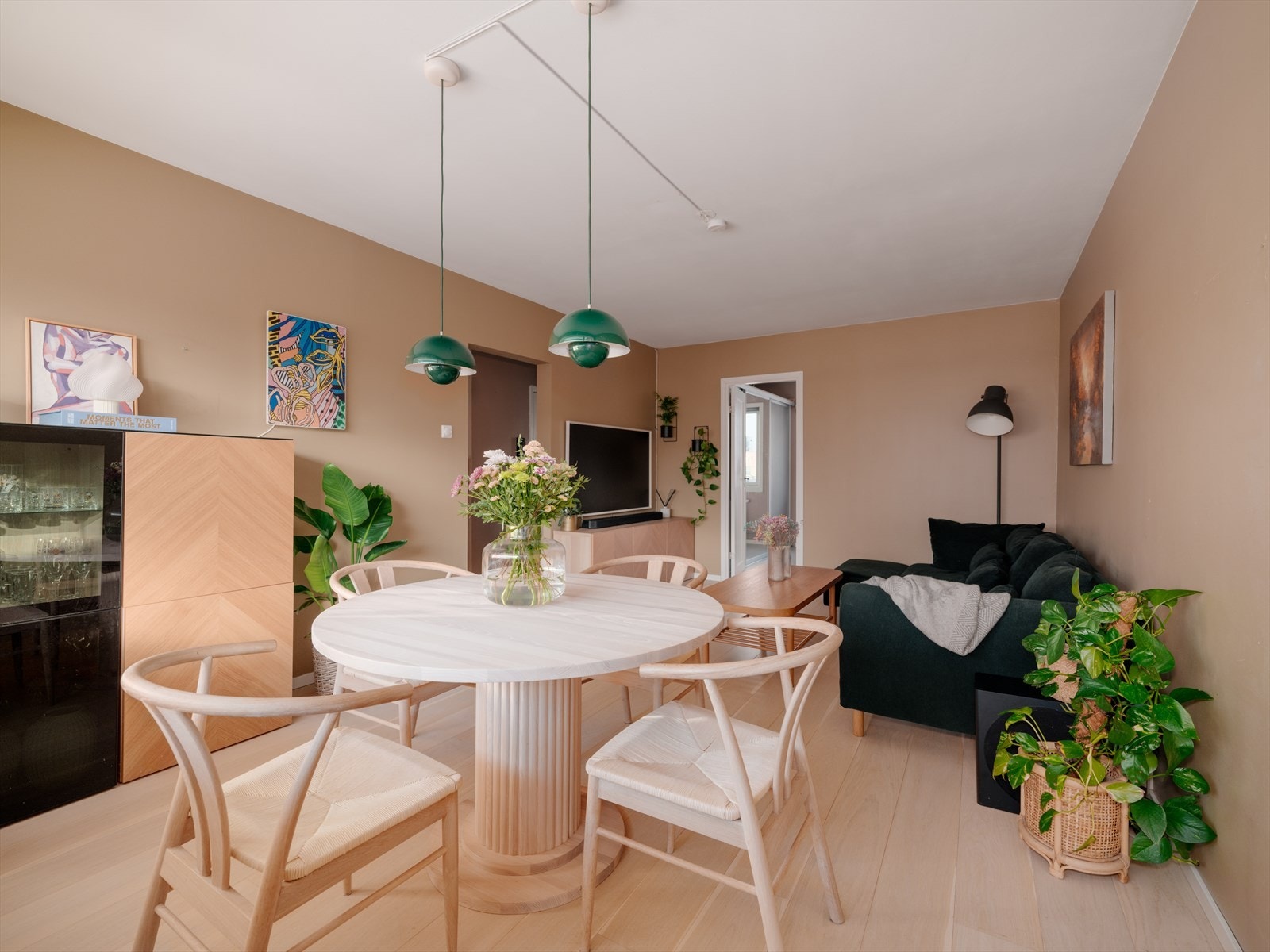 Stuen er av god størrelse med god plass til både sofa- og TV-krok i tillegg til spisebord. Galleribilde