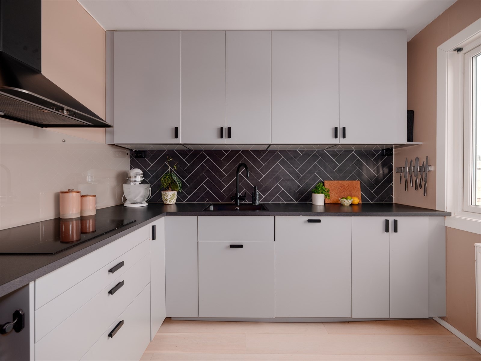 Kjøkkenet har rikelig med skap- og benkeplass. Her kan flere kokkelere samtidig! Galleribilde