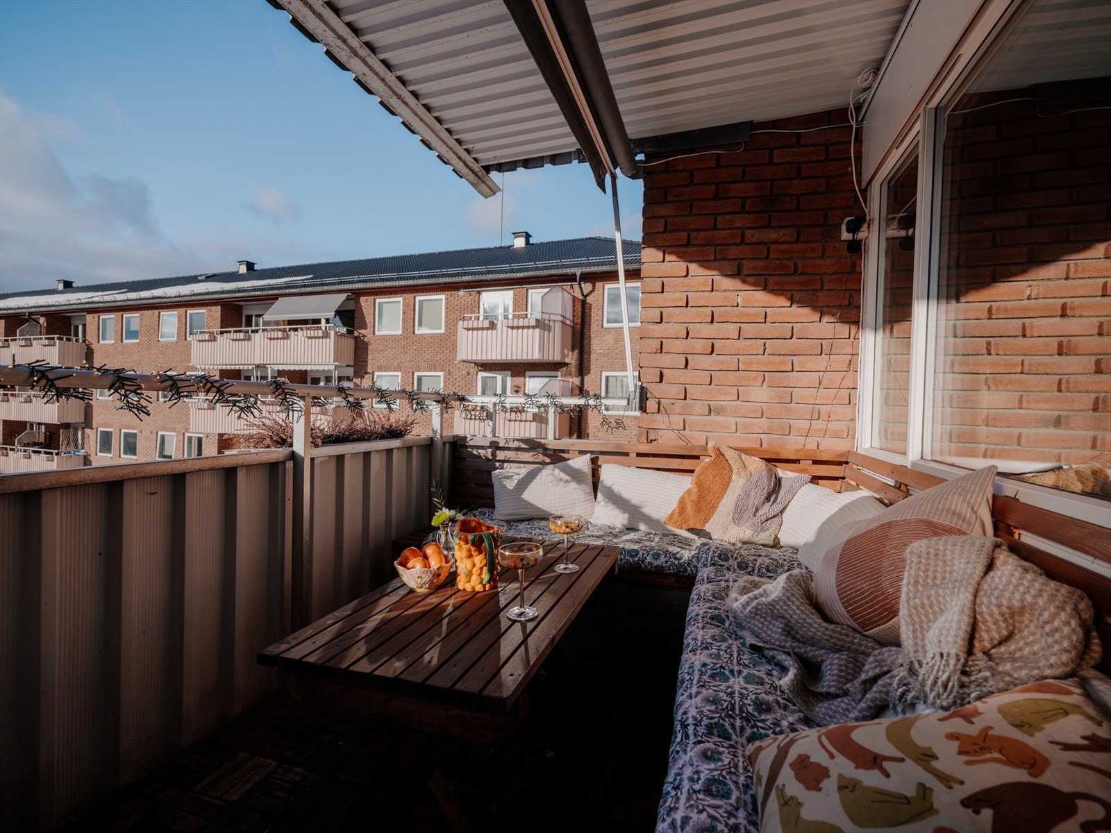 Her får du en herlig vestvendt balkong på ca. 7 kvm. Sittegruppen er plassbygd med oppbevaring under. Galleribilde