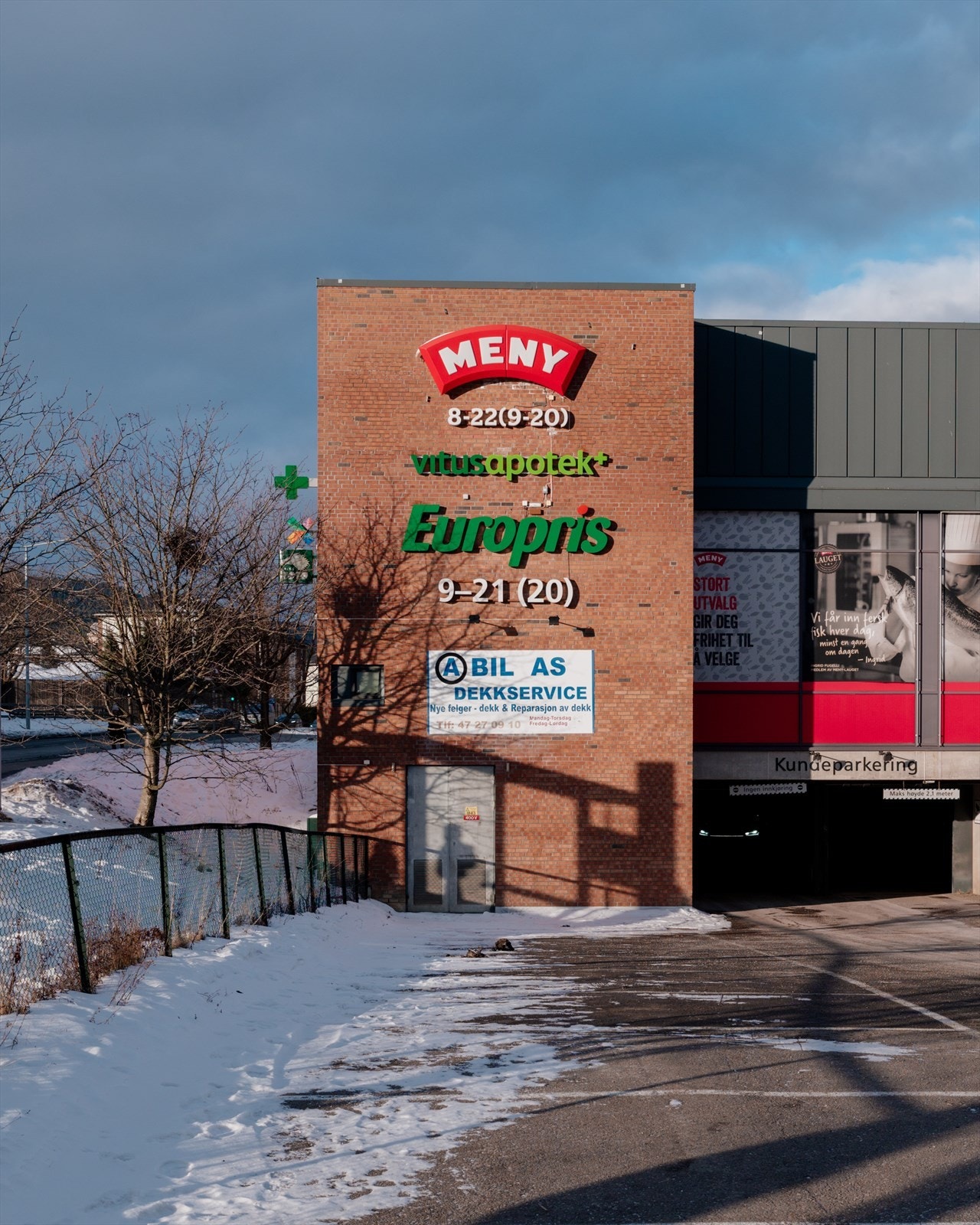 Du har også gangavstand til en rekke dagligvarebutikker, og god dekning av offentlig kommunikasjon med både buss og T-bane. Galleribilde