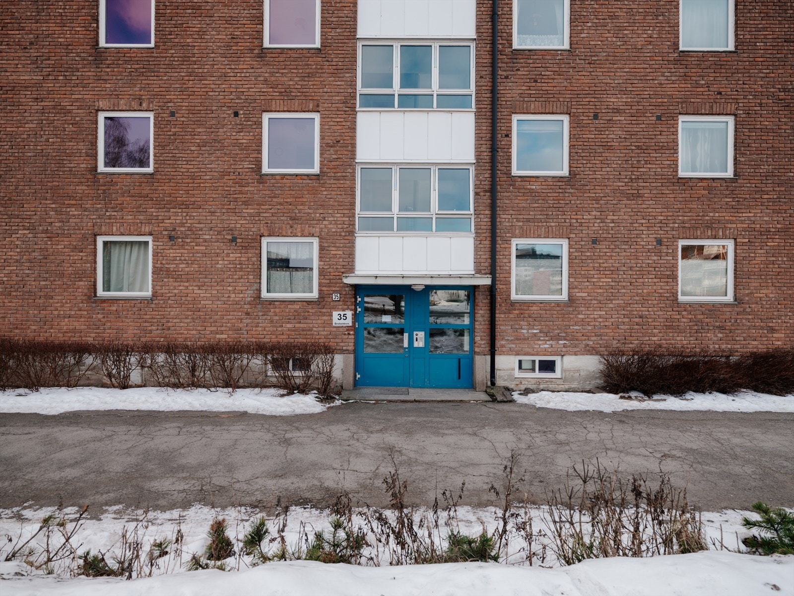 Brobekkveien 35 er en del av et stort og veldrevet borettslag. Hver andel har rett til ett parkeringsbevis til parkering på borettslagets område. Det er ca. 220 parkeringsplasser med førstemann til mølla prinsippet. Borettslaget har også 22 ladeplasser. Galleribilde