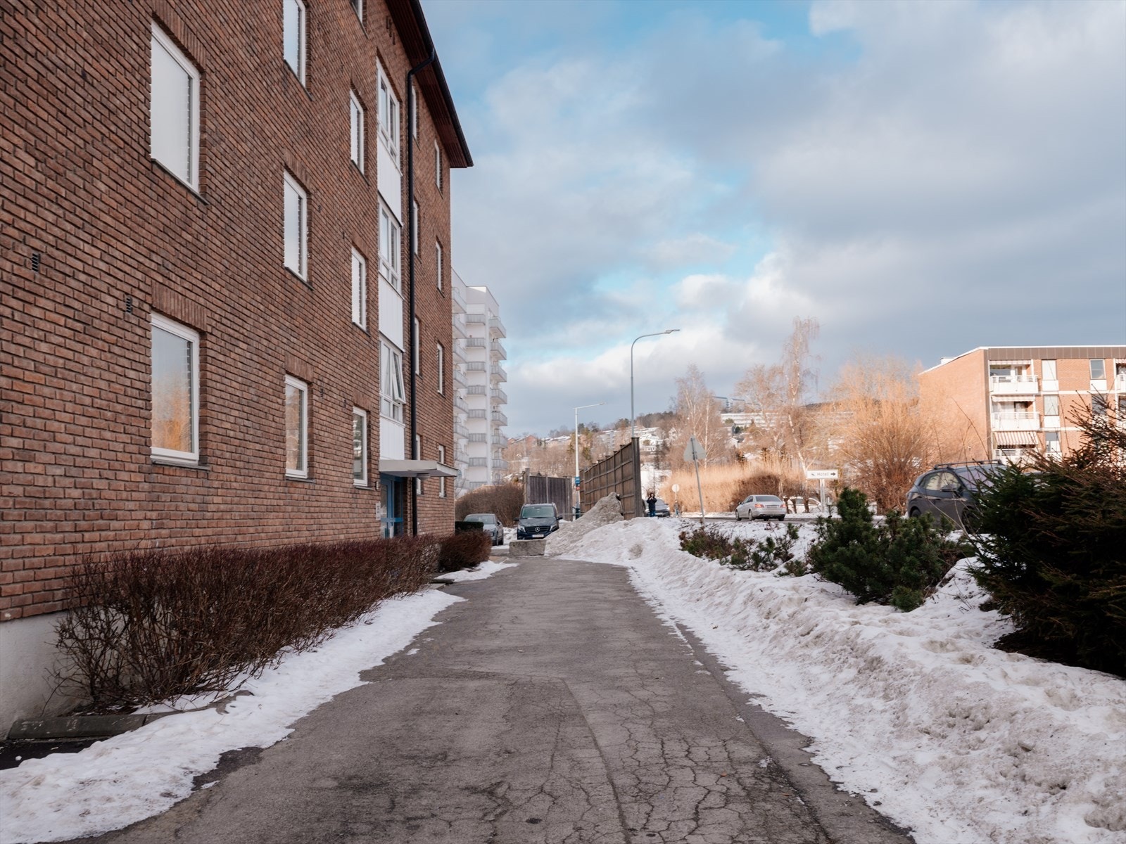 Oppgangen har en flott intern beliggenhet på hjørnet av bygget med parkeringsmuligheter rett utenfor døren. Galleribilde