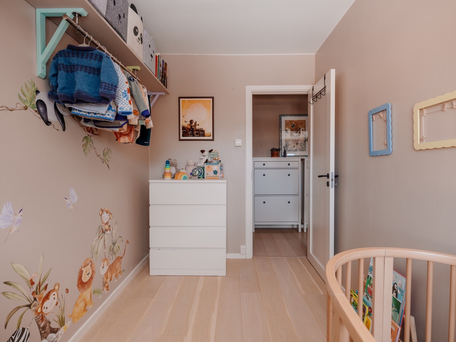 Soverommet er et lyst og fint rom som i dag er innredet som et nydelig barnerom. Soverommet vender ut mot den idylliske bakgården. Galleribilde