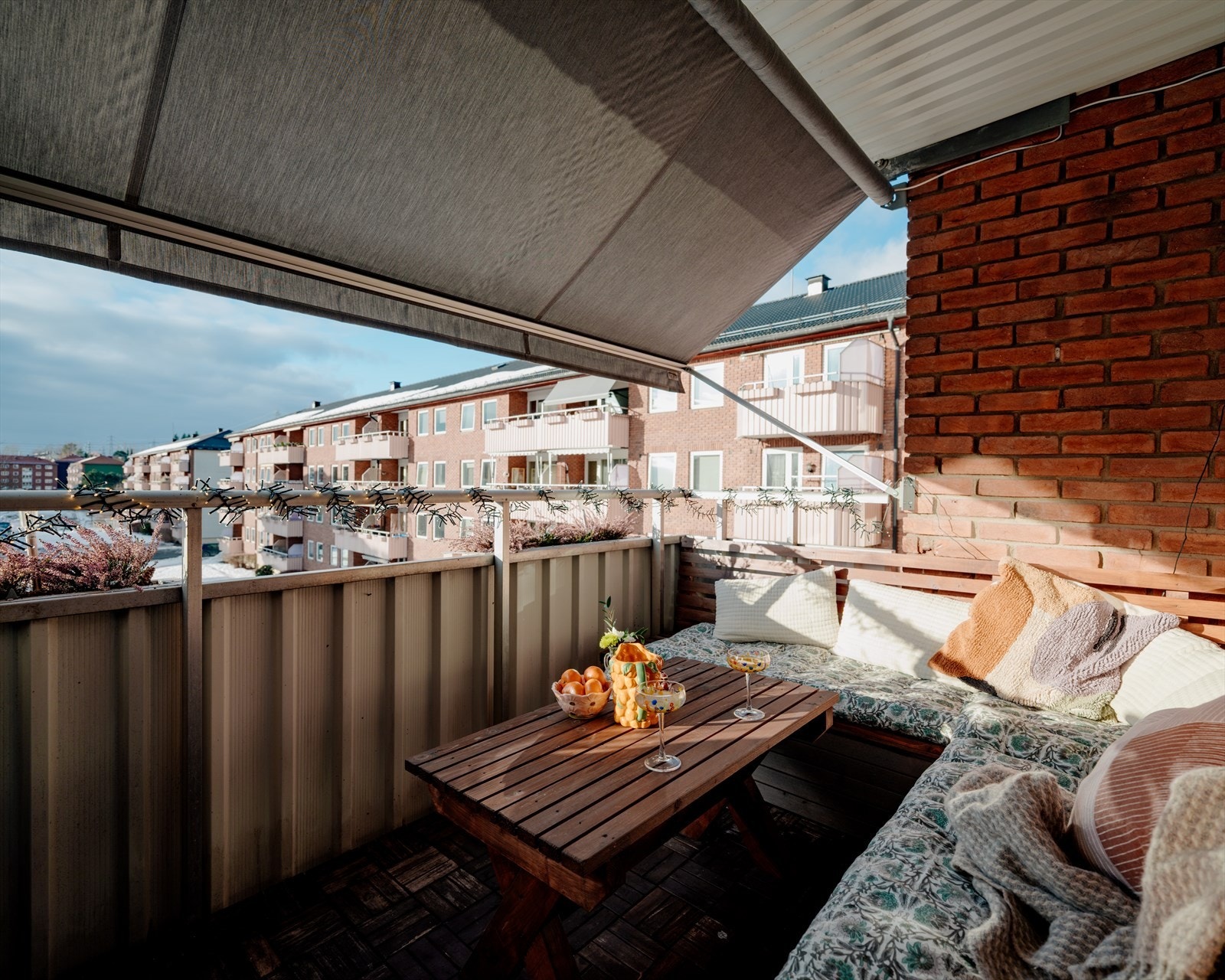 Det er montert elektrisk markise som skjermer godt for solen på de varmeste sommerdagene. Galleribilde