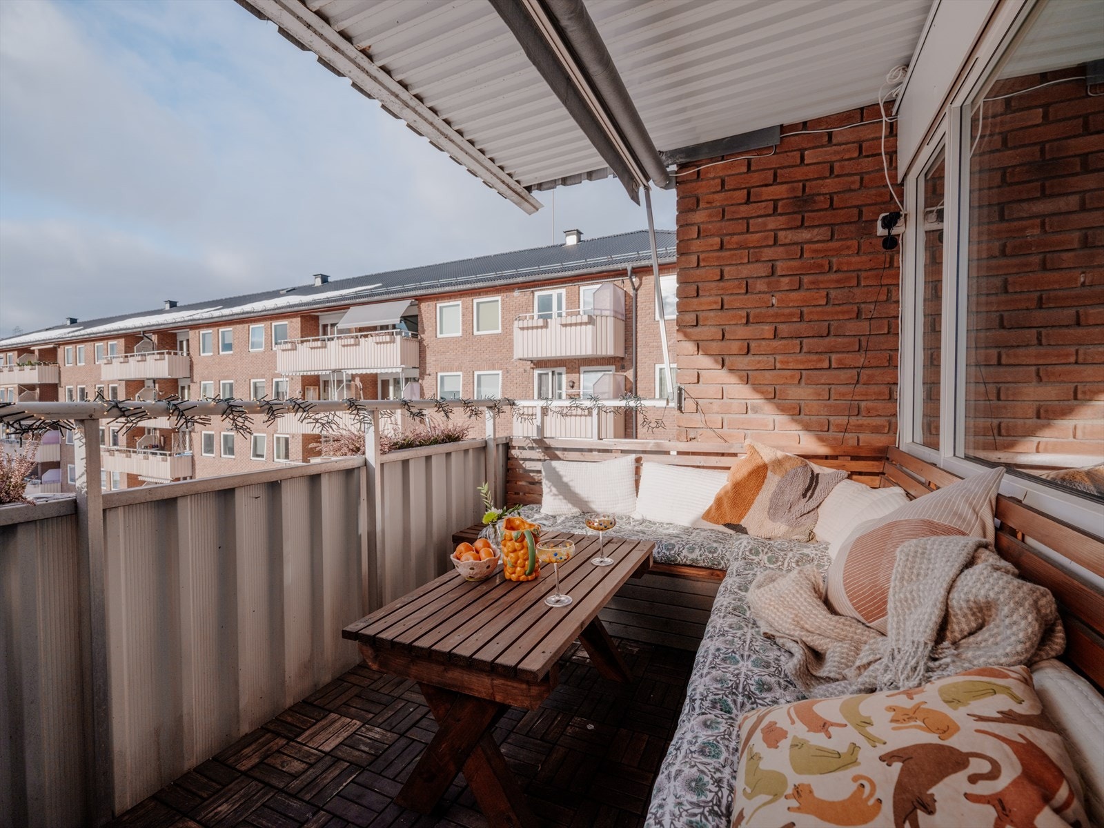 Balkongen er en herlig forlengelse av stuen på sommerstid - her har du svært gode solforhold! Balkongens størrelse gir plass til en romslig sittegruppe og grill. Galleribilde